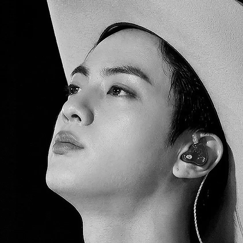 Foto aktivitas terbaru Jin (BTS)