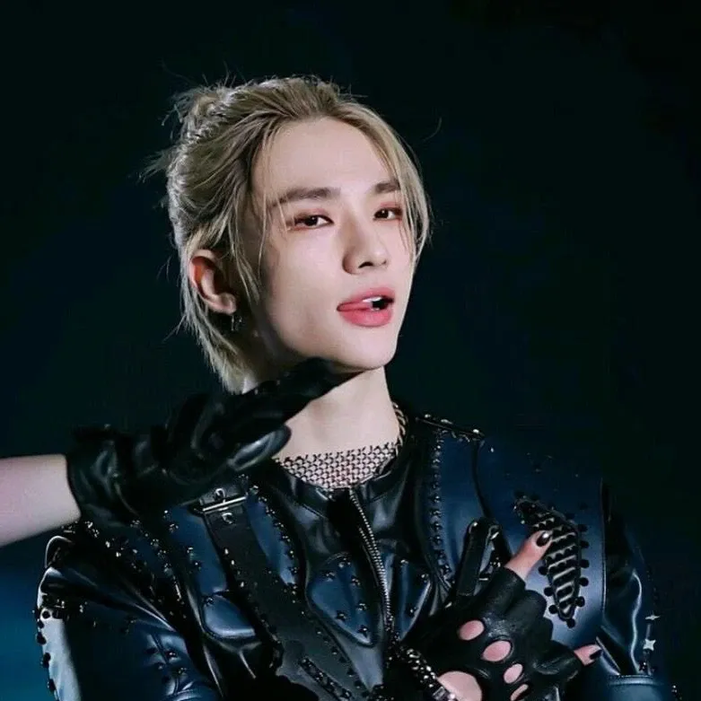 Foto aktivitas terbaru Hyunjin (Stray Kids)