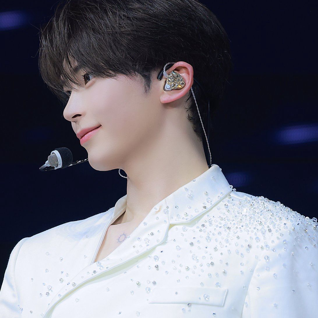 成韩彬 (ZEROBASEONE)的最新活动照片