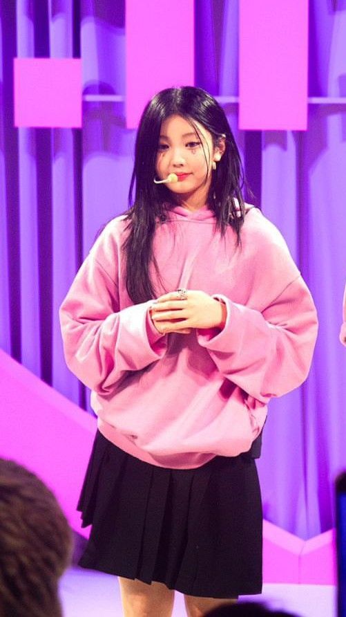 Today's most popular wallpaper in the Wonhee (ILLIT) community