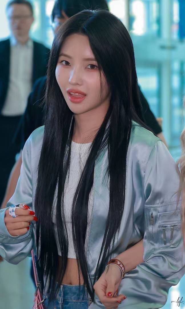 Today's most popular wallpaper in the Soyeon (i-dle) community