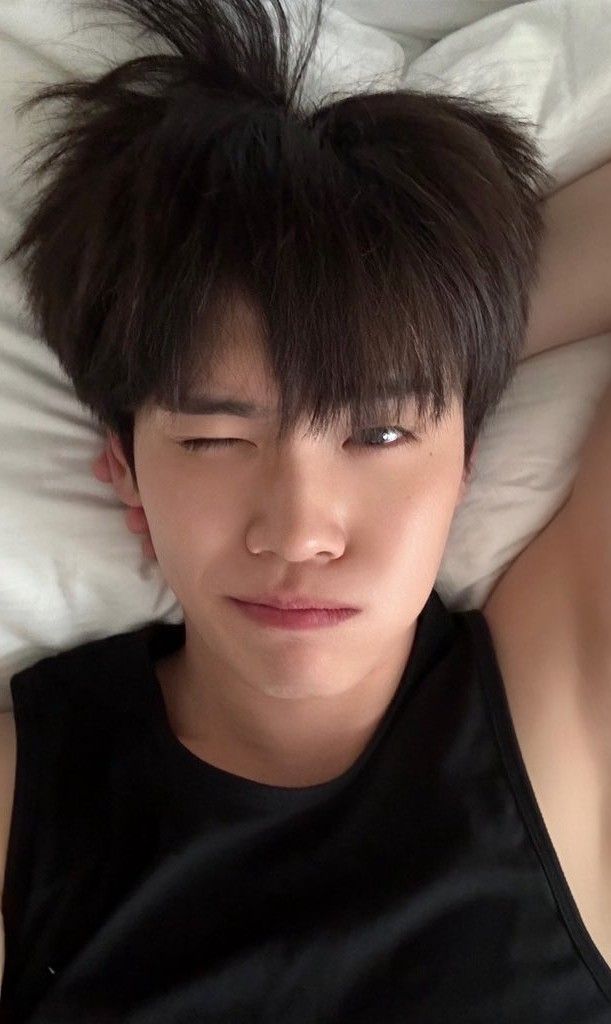 A heartfelt wallpaper shared by Kim Taerae (ZEROBASEONE)'s fans