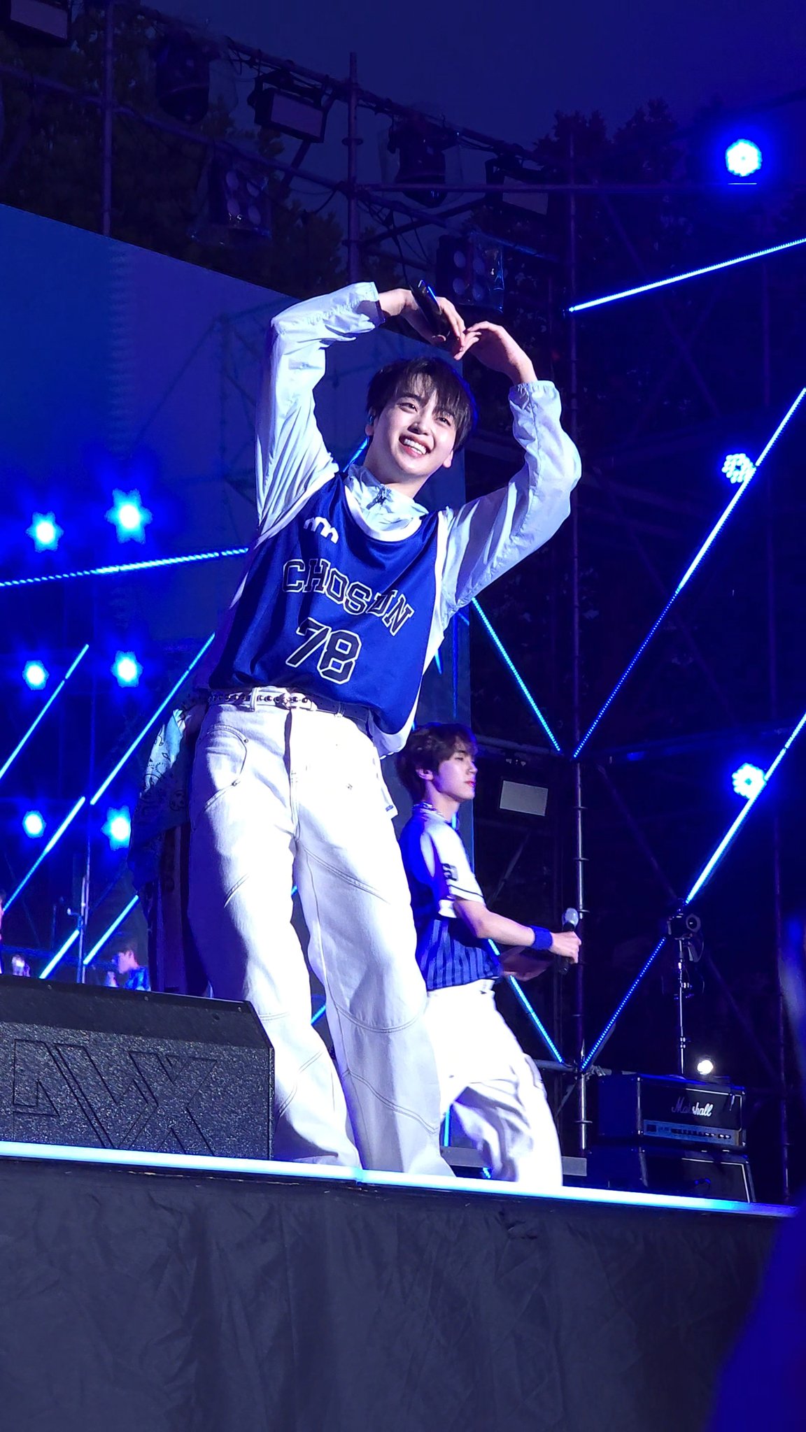 A heartfelt wallpaper shared by Hyeongjun (CRAVITY)'s fans