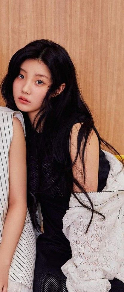 Today's most popular wallpaper in the Wonhee (ILLIT) community