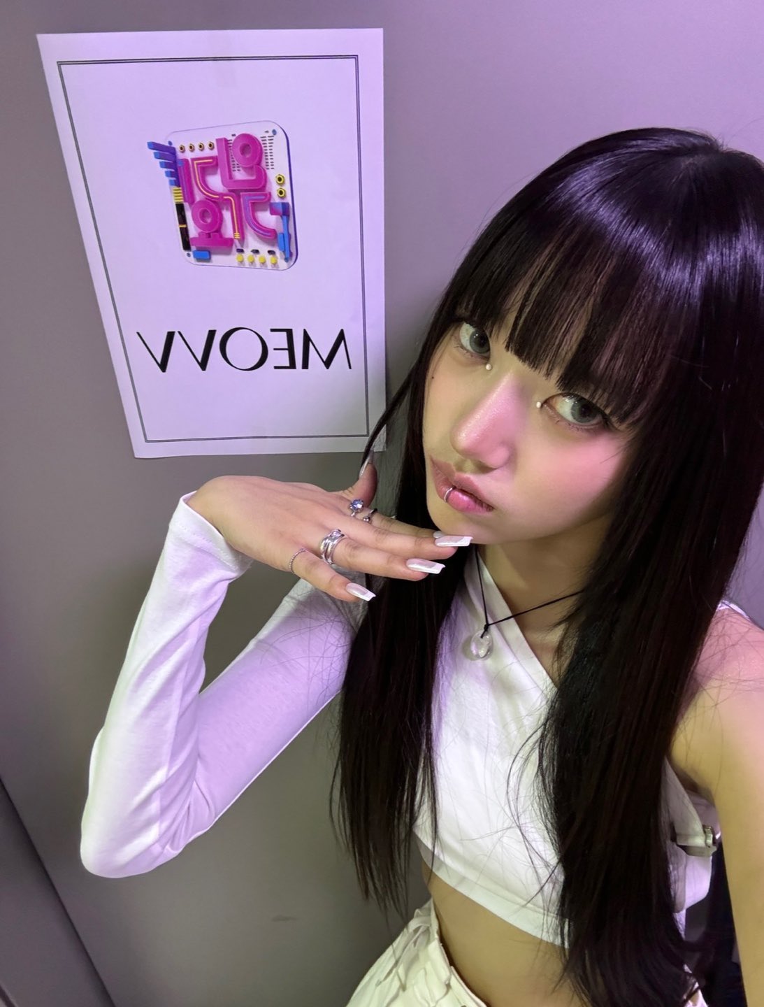 Behind-the-scenes cut of Sooin (MEOVV)