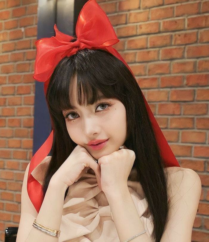 Behind-the-scenes cut of Lisa (BLACKPINK)