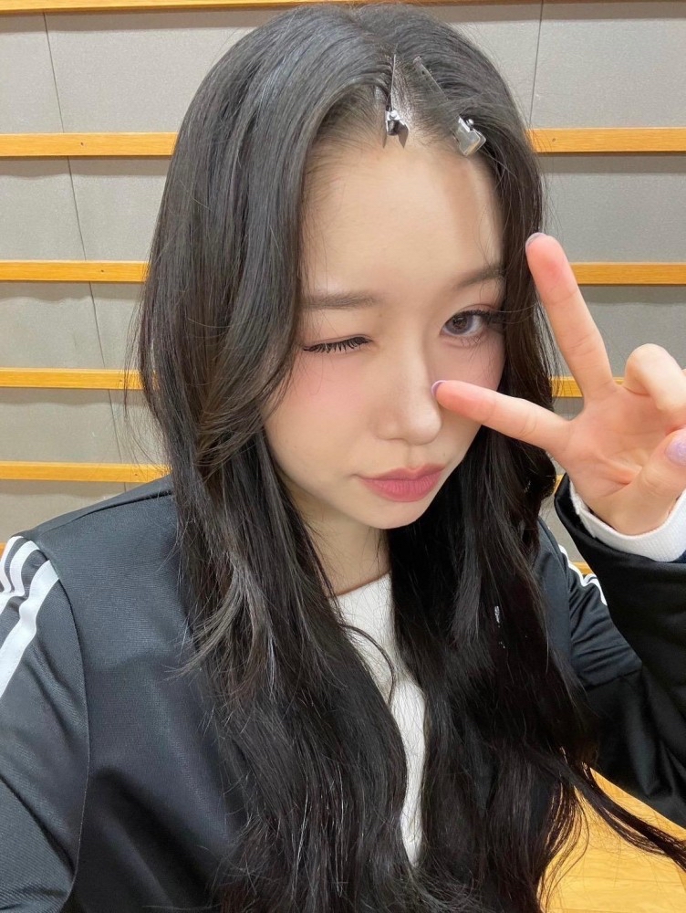 Behind-the-scenes cut of Kasahara Momona (ME:I)