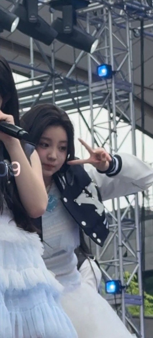 Fandom-recommended wallpaper image of Wonhee (ILLIT)