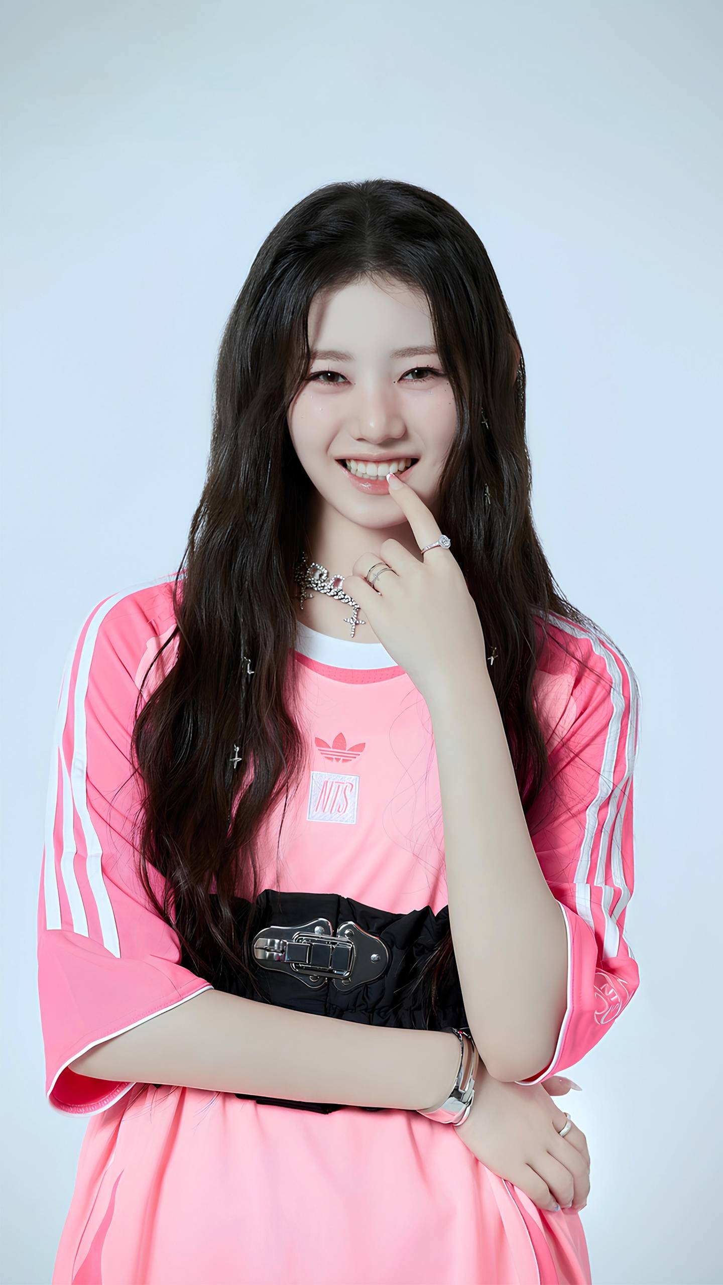 Fandom-recommended wallpaper image of Rora (BABYMONSTER)