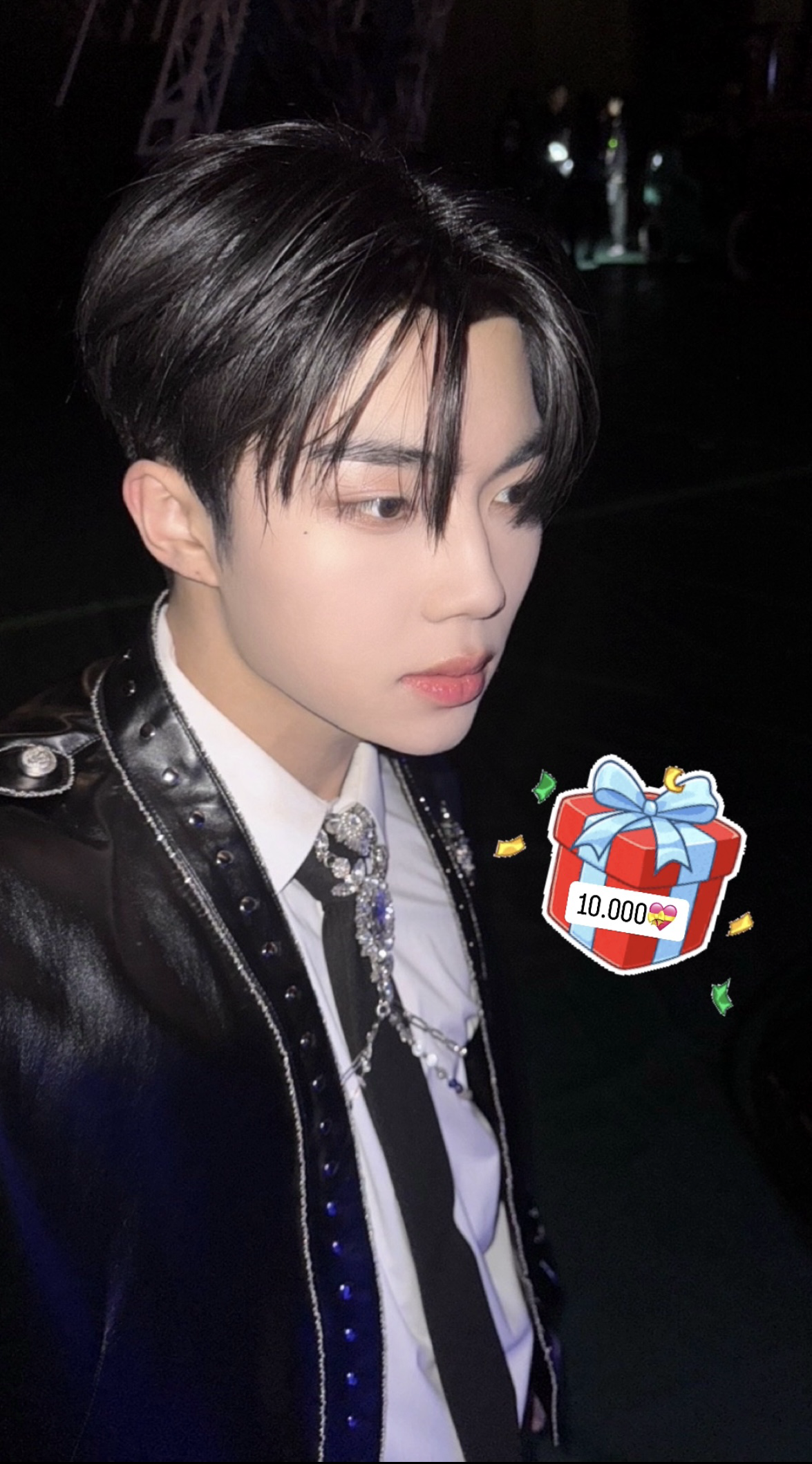 A heartfelt wallpaper shared by 박건욱 (제로베이스원)'s fans