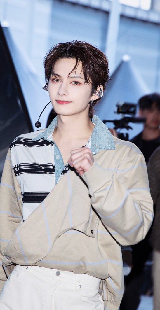 A heartfelt wallpaper shared by Jun (SEVENTEEN)'s fans