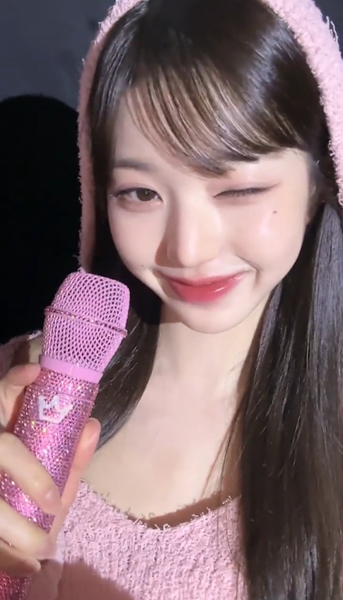 Today's most popular wallpaper in the Jang Wonyoung (IVE) community