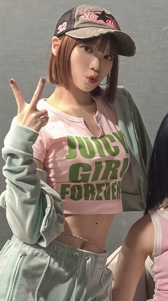 Fandom-recommended wallpaper image of Kim Chaewon (LE SSERAFIM)