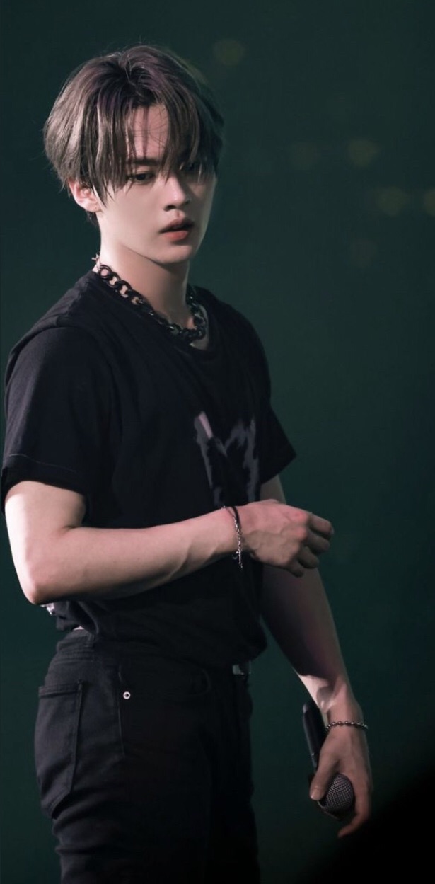 Fandom-recommended wallpaper image of Lee Know (Stray Kids)