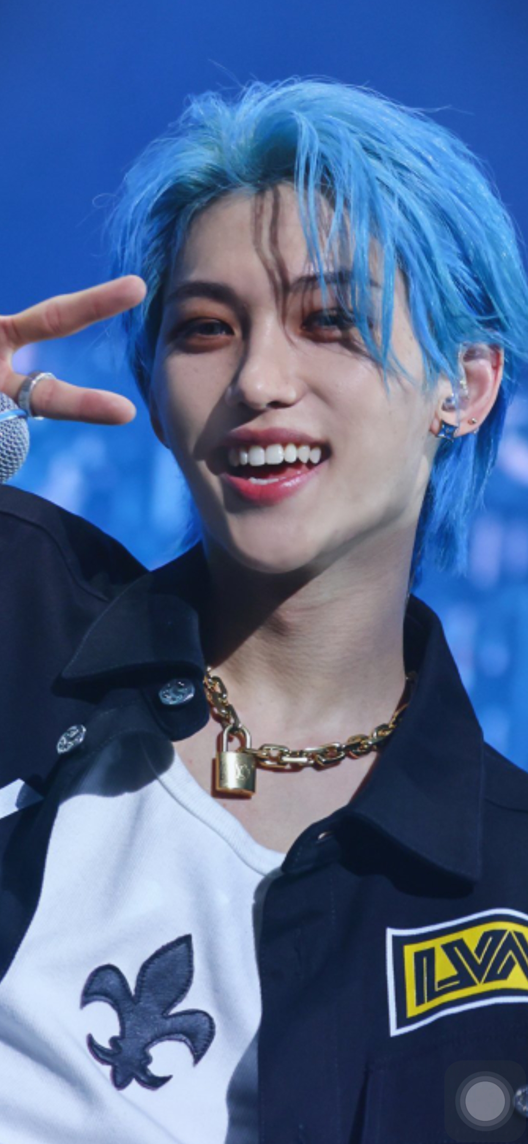 A heartfelt wallpaper shared by Felix (Stray Kids)'s fans