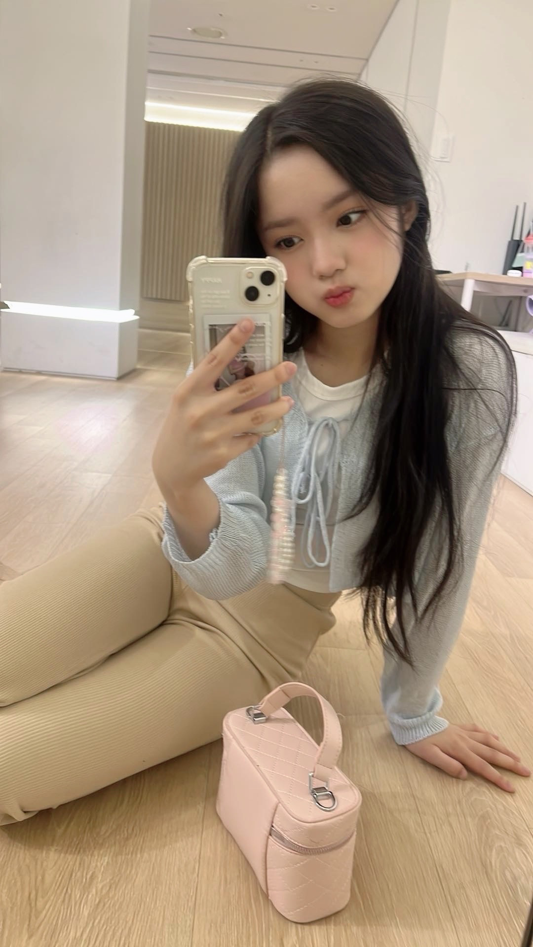 Today's most popular wallpaper in the Elisia (UNIS) community