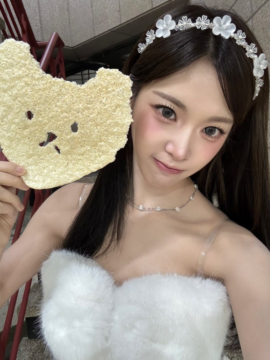 Behind-the-scenes cut of tripleS