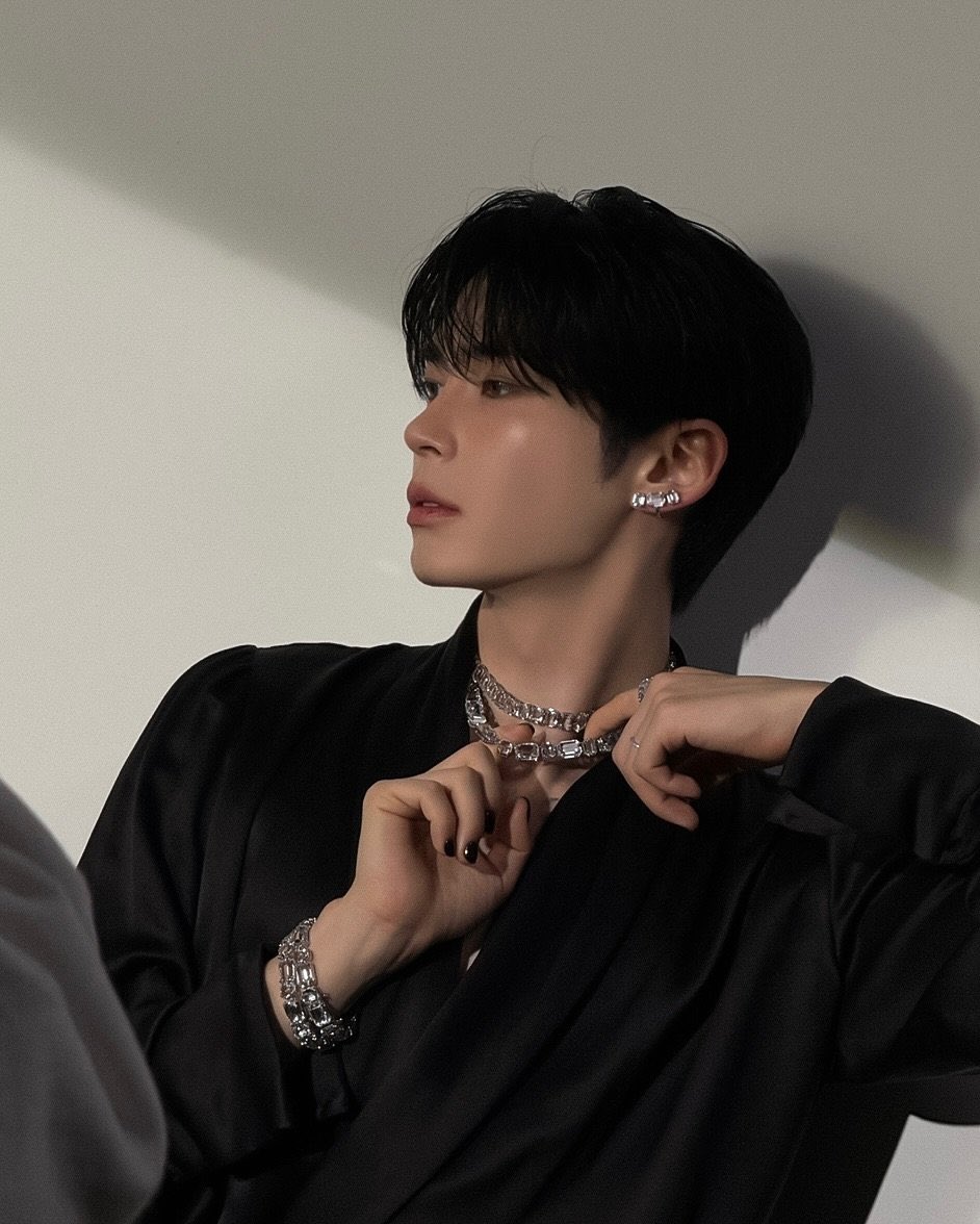 Recent activity shot of Sung Hanbin (ZEROBASEONE)