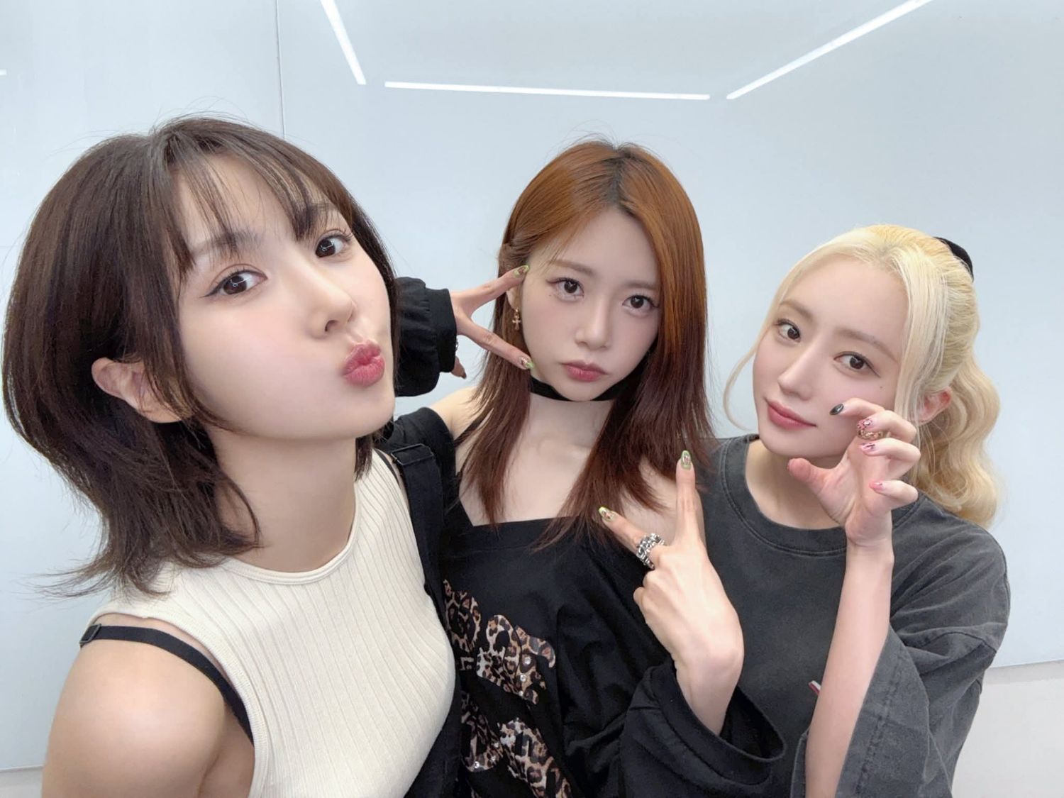 A moment captured by DREAMCATCHER's fan