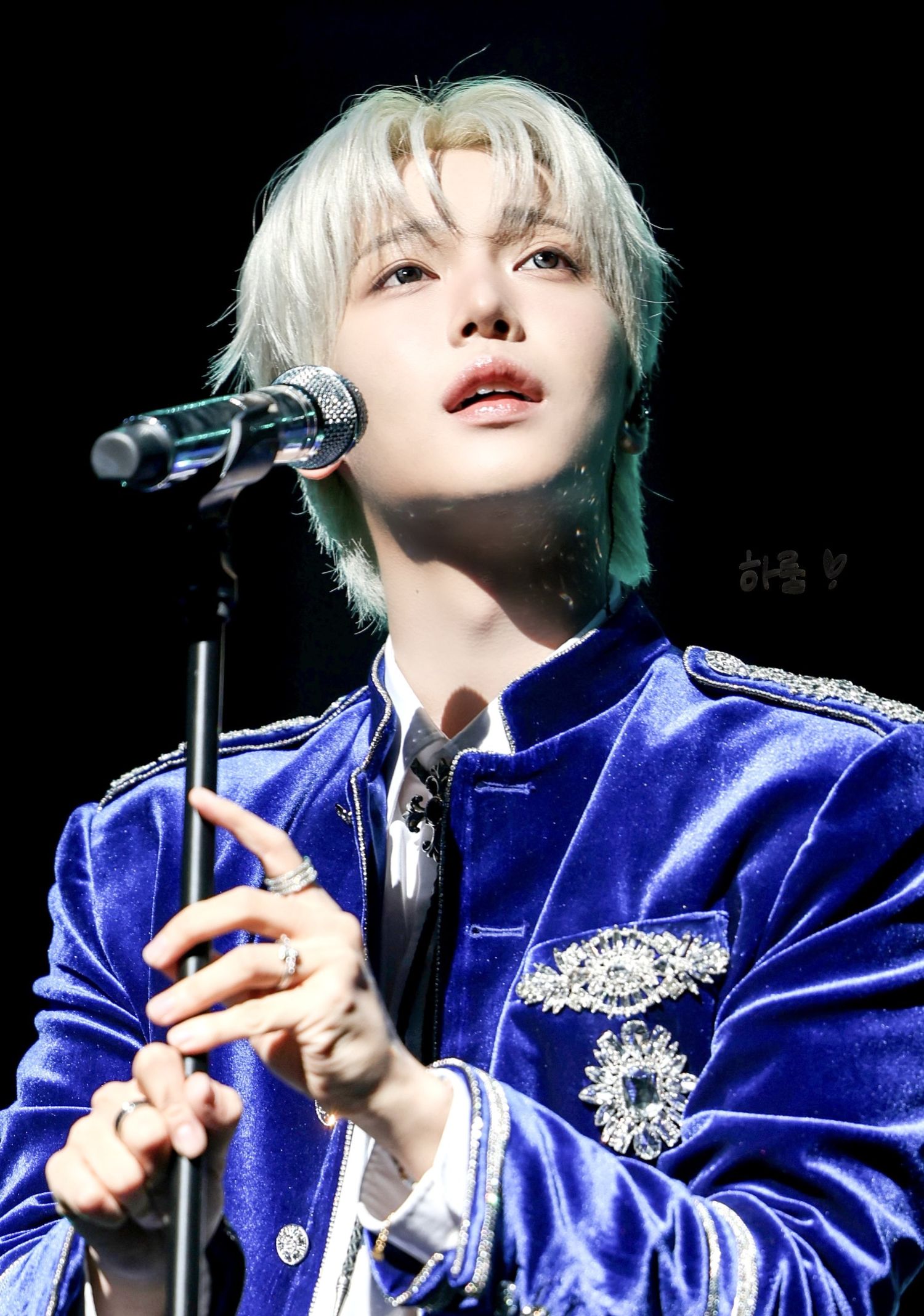 A moment captured by Jang Haneum's fan