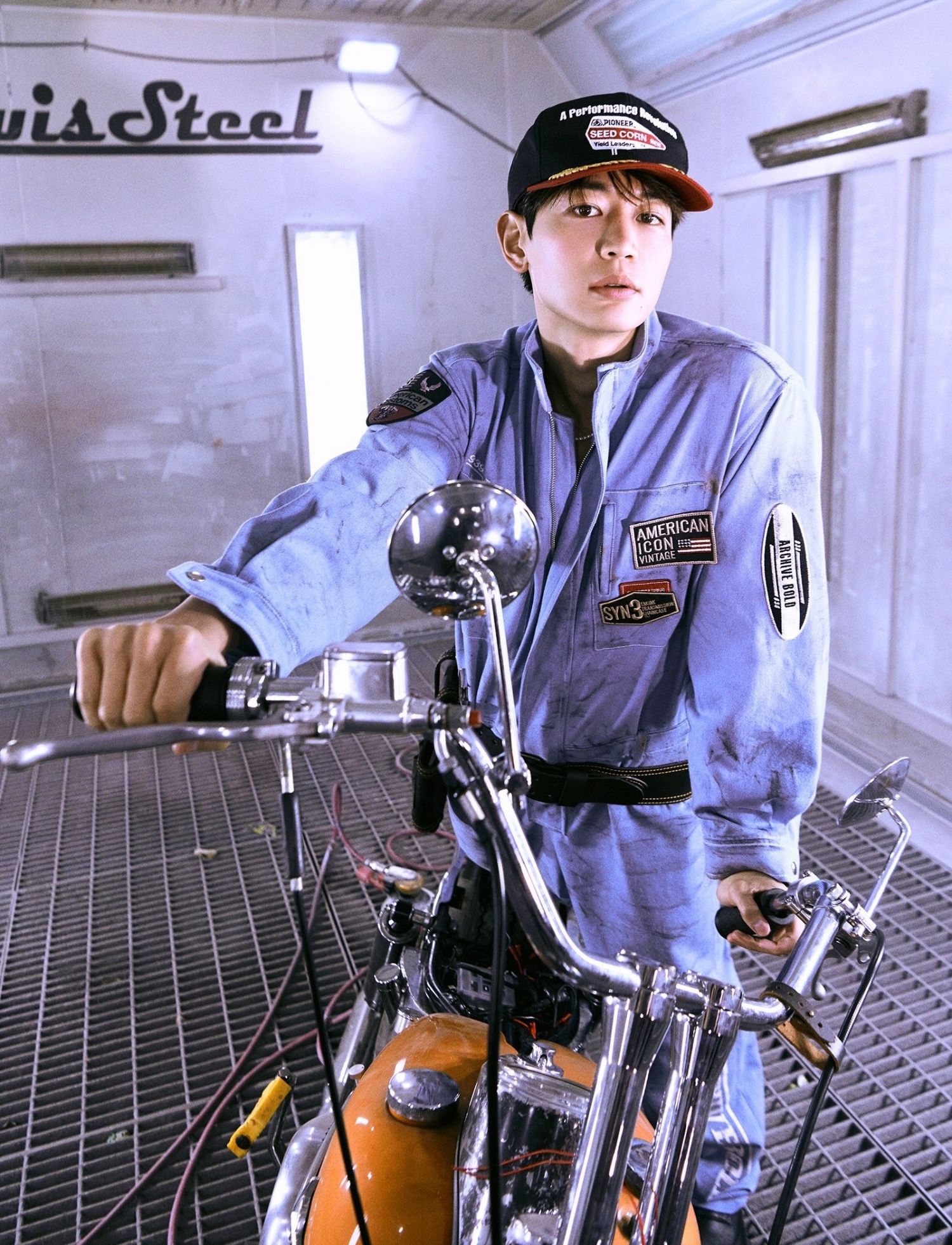 Behind-the-scenes cut of Minho (SHINee)