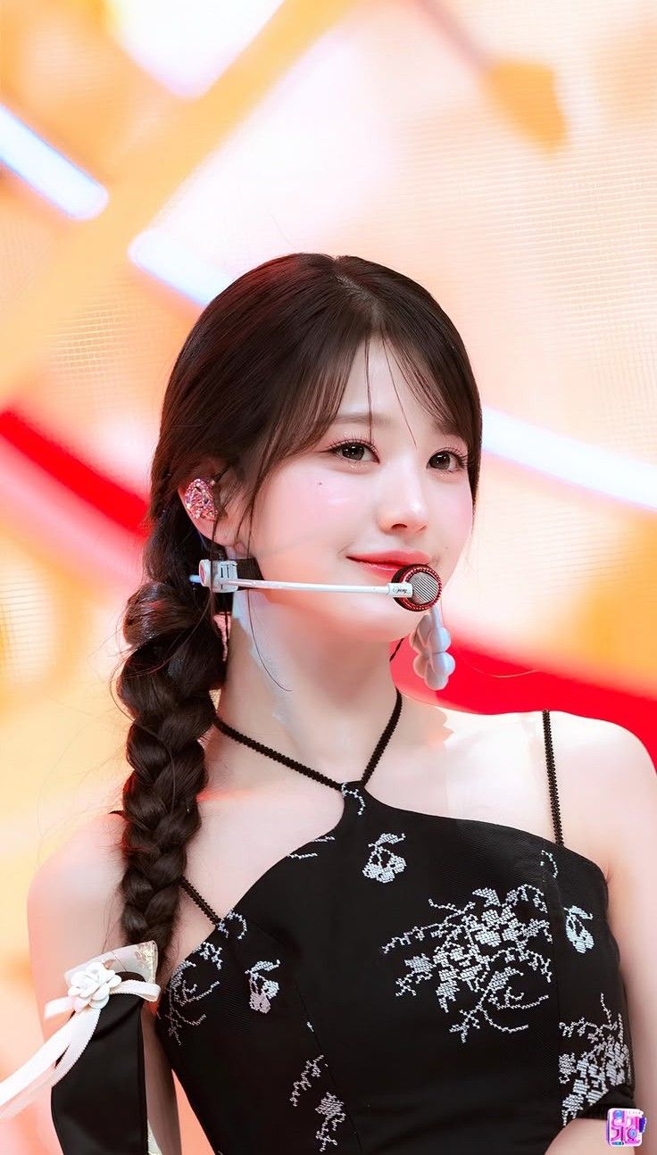 A moment captured by IVE's fan