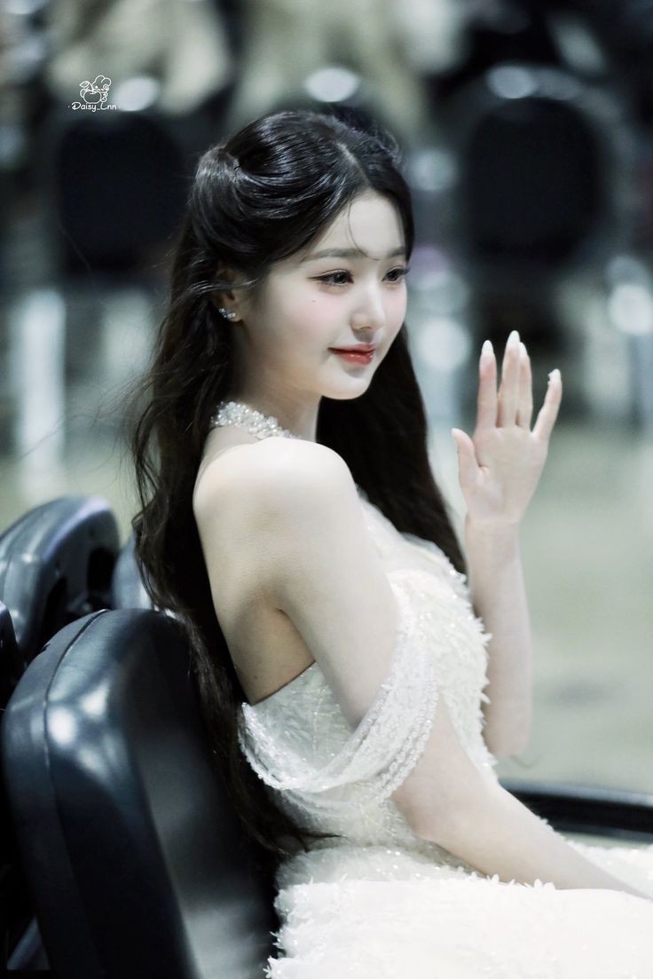 Behind-the-scenes cut of Jang Wonyoung (IVE)