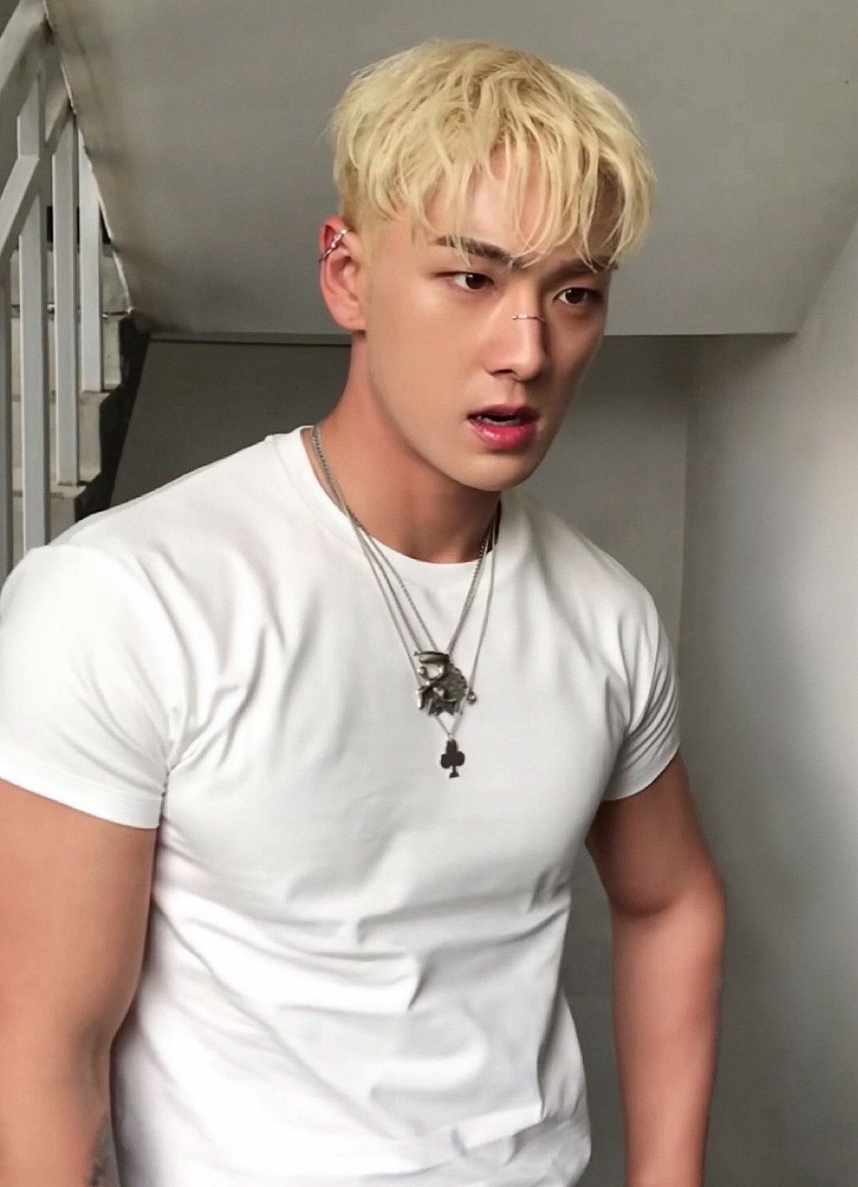 Behind-the-scenes cut of Baekho