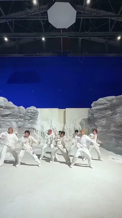 Foto aktivitas terbaru JL (AHOF)