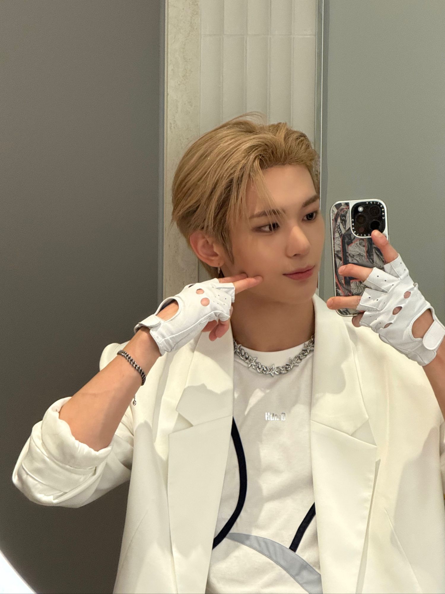 Behind-the-scenes cut of Siyun (NOWZ)