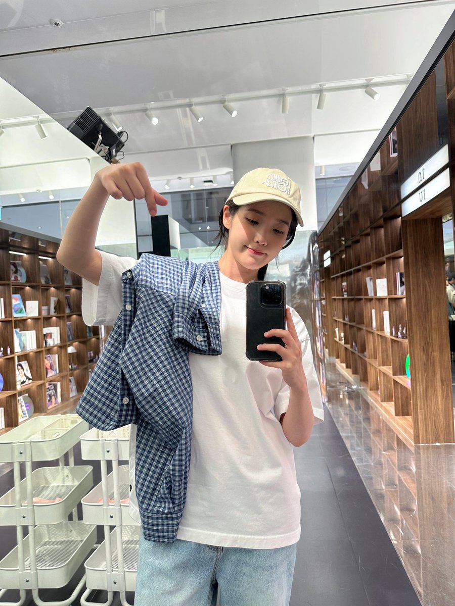 Behind-the-scenes cut of IU