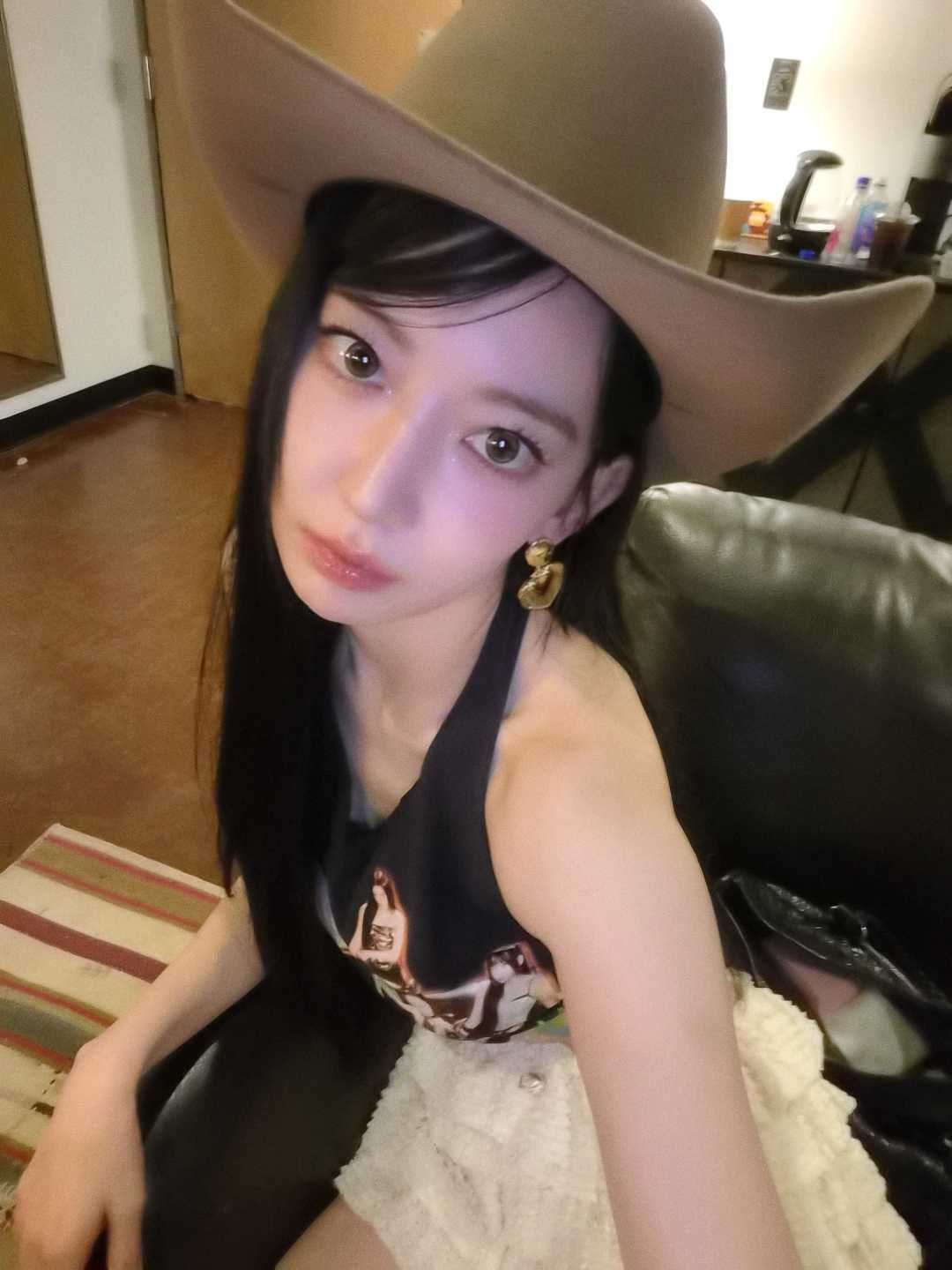 Behind-the-scenes cut of Sakura (LE SSERAFIM)