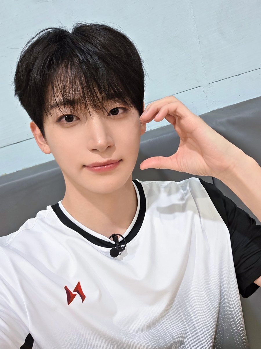 A moment captured by CRAVITY's fan