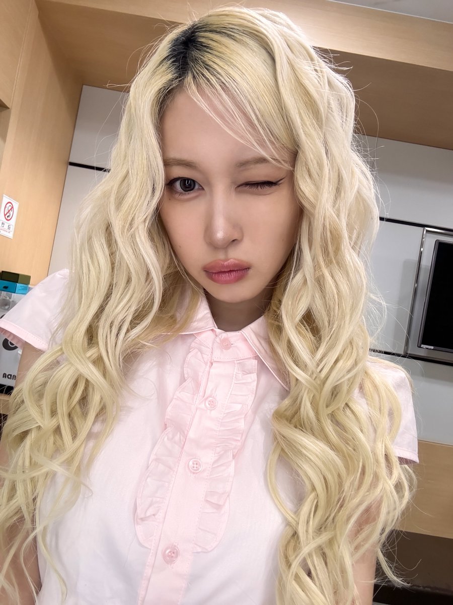 Behind-the-scenes cut of WJSN