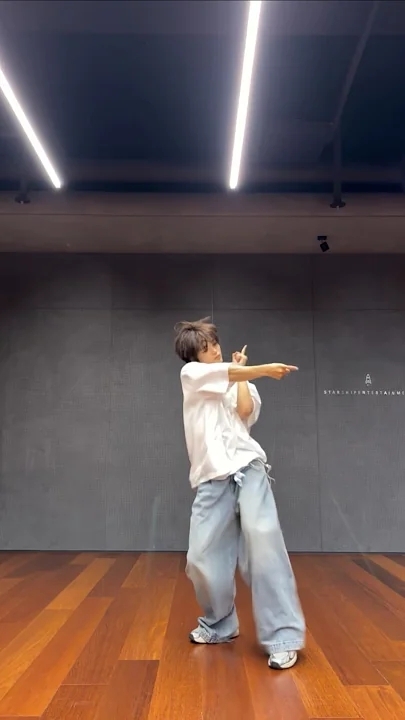 Latest photo of Hyeongjun (CRAVITY)