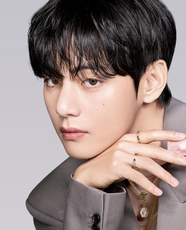 뷔 (방탄소년단)의 최신 사진