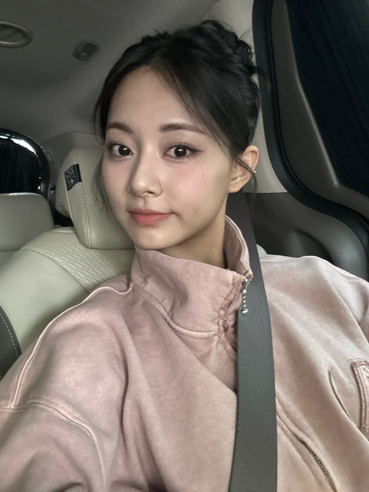 Behind-the-scenes cut of Tzuyu (TWICE)