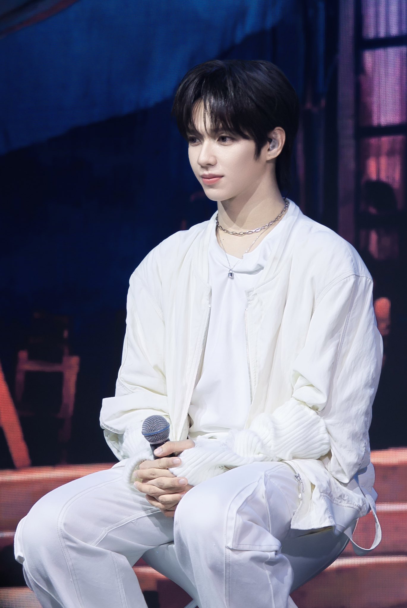 Behind-the-scenes cut of JL (AHOF)