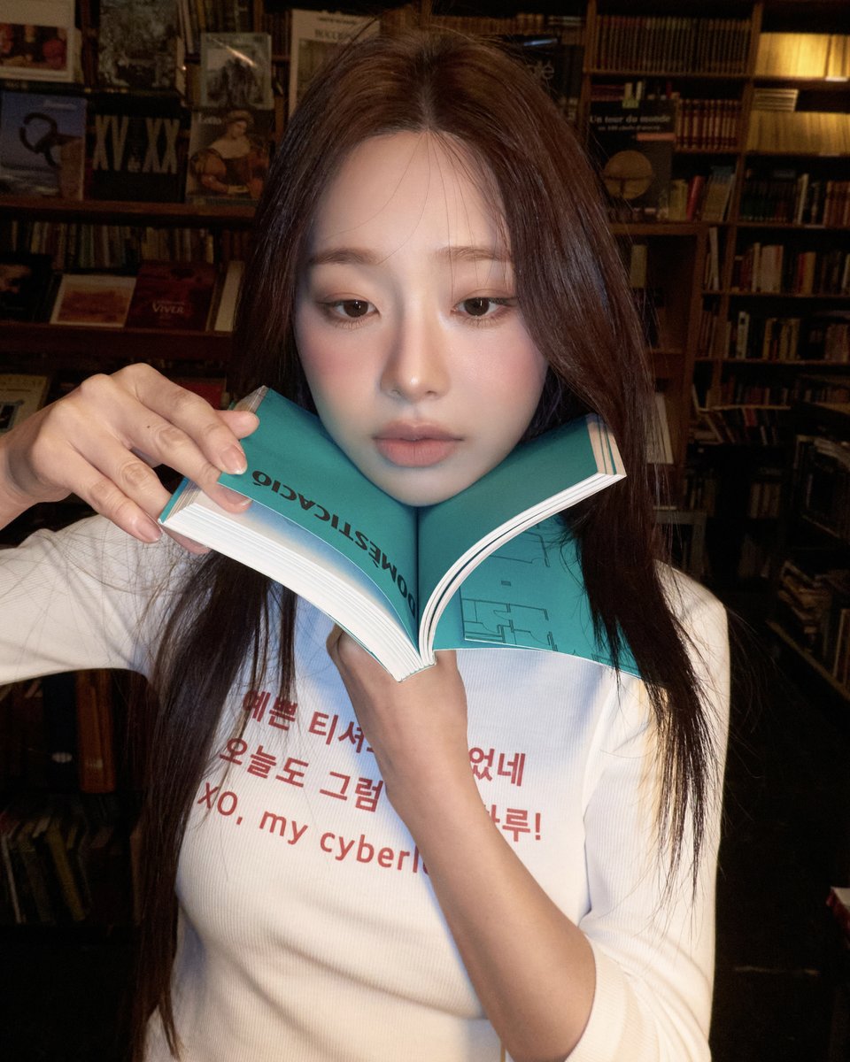 Behind-the-scenes cut of Chuu