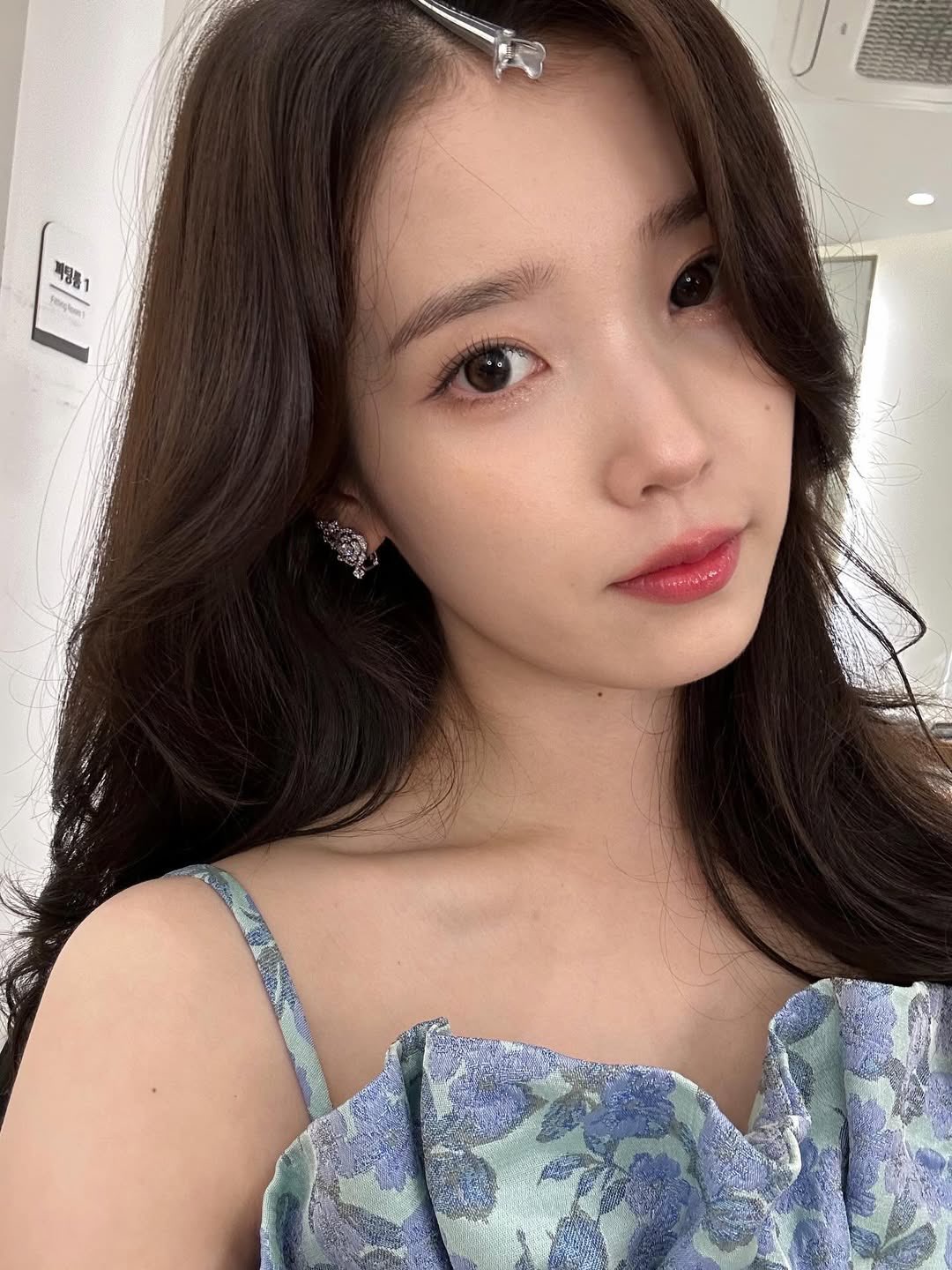 Behind-the-scenes cut of IU