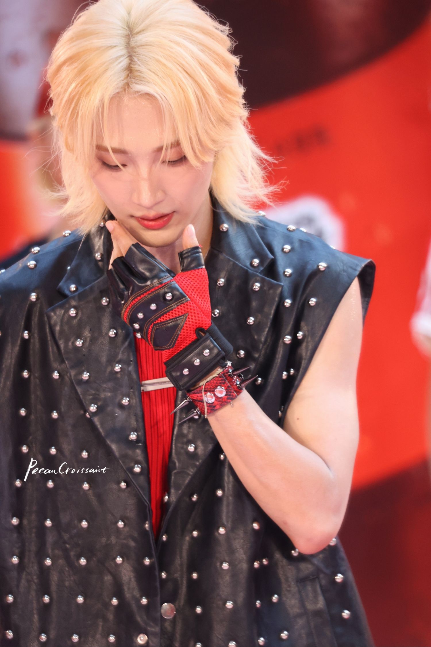 A moment captured by Hu Yetao (NexT1DE)'s fan