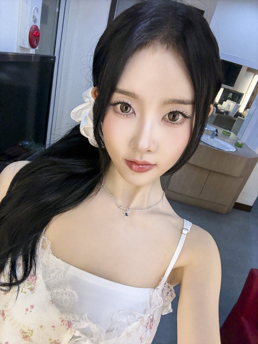 Behind-the-scenes cut of STAYC