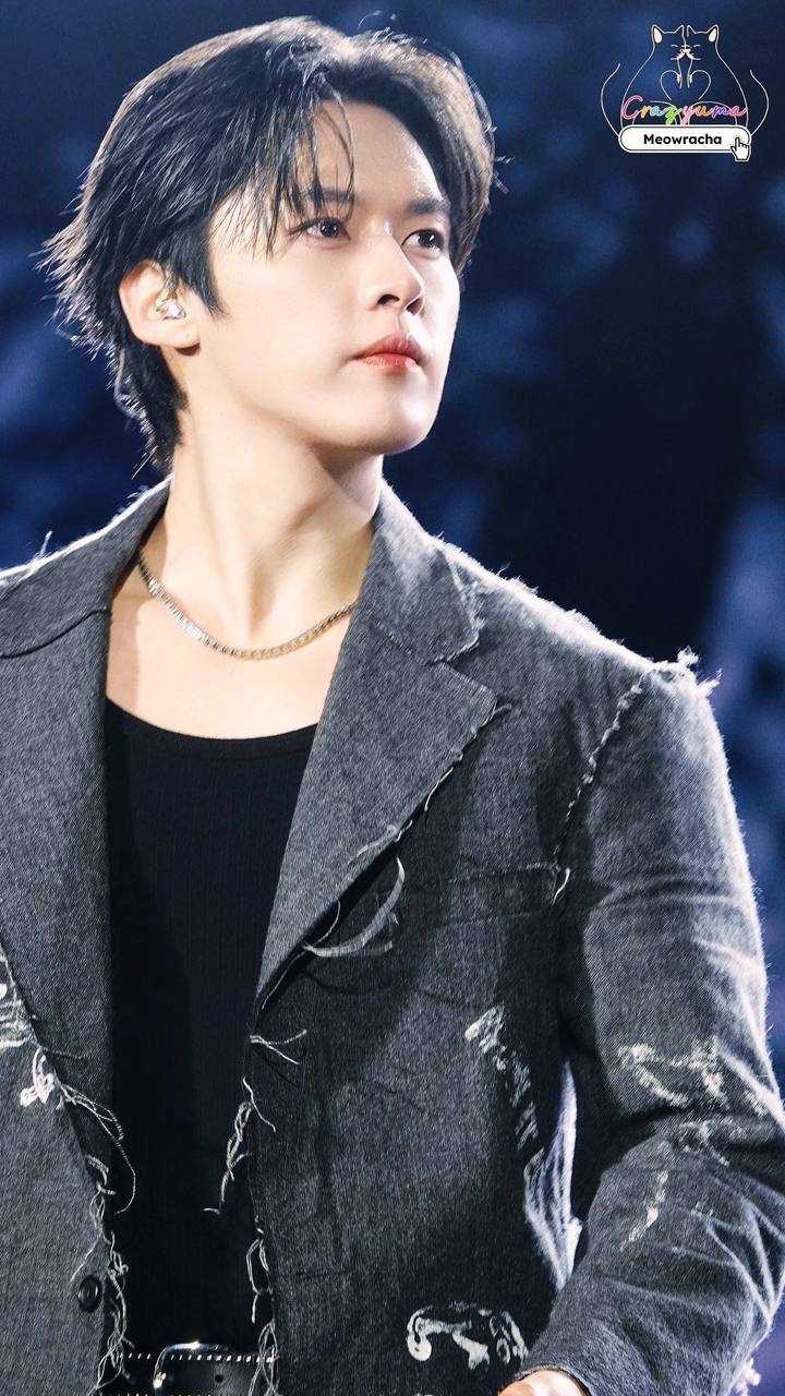 Latest photo of Lee Know (Stray Kids)
