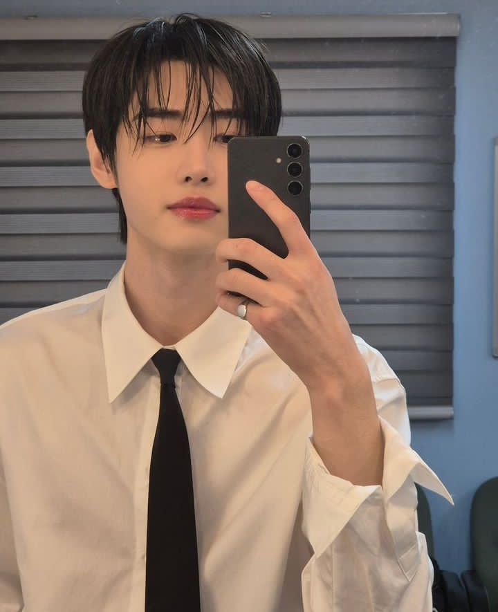 Latest photo of Sunghoon (ENHYPEN)