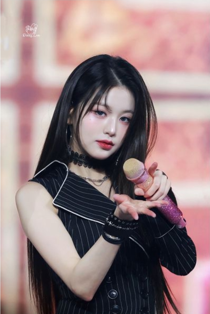 A moment captured by Jang Wonyoung (IVE)'s fan