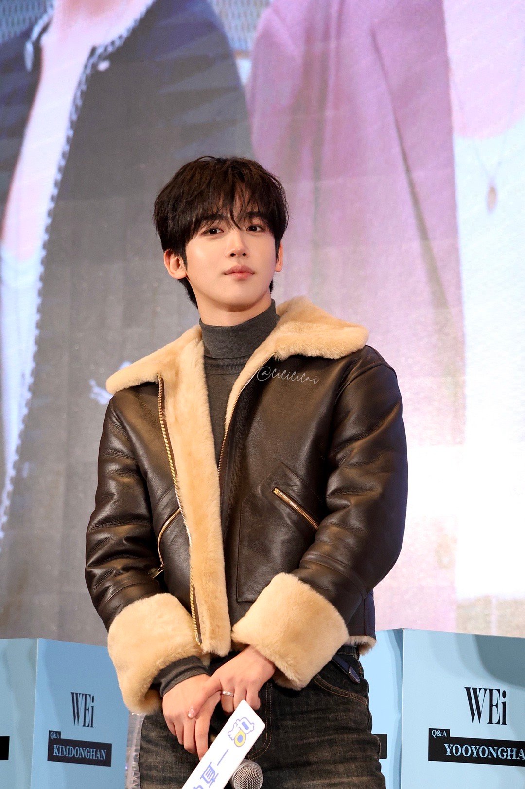 A moment captured by Kim Yohan (WEi)'s fan