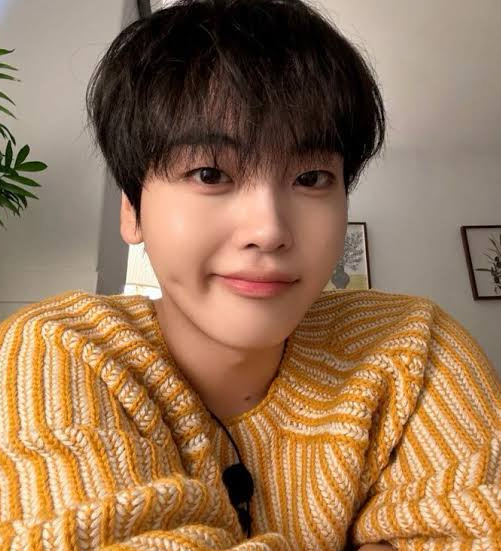 Recent activity shot of Hyeongjun (CRAVITY)