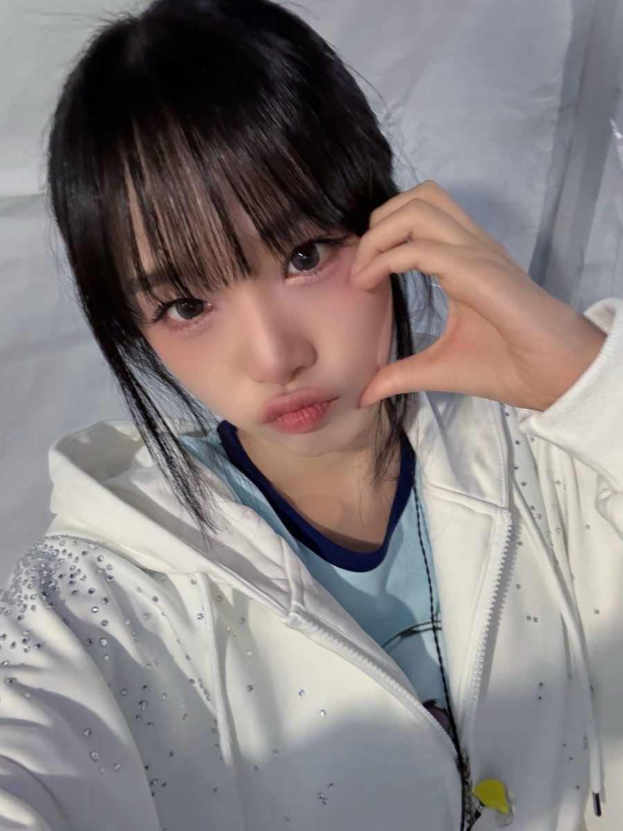 Behind-the-scenes cut of Choi Yena