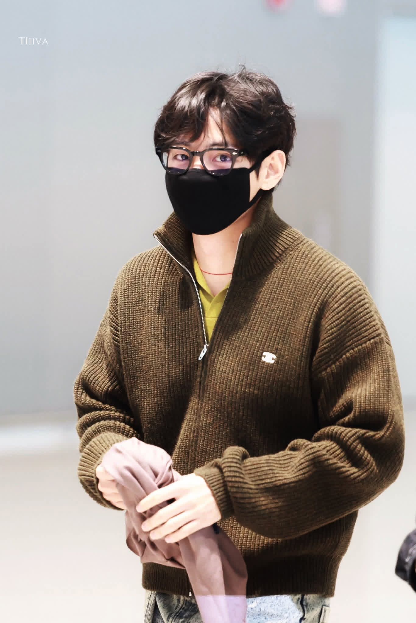 Behind-the-scenes cut of V (BTS)