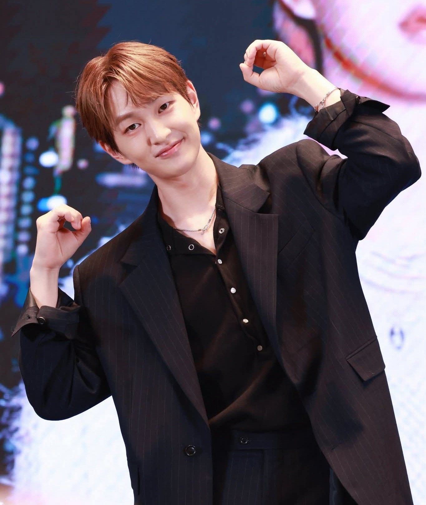 A moment captured by Onew (SHINee)'s fan